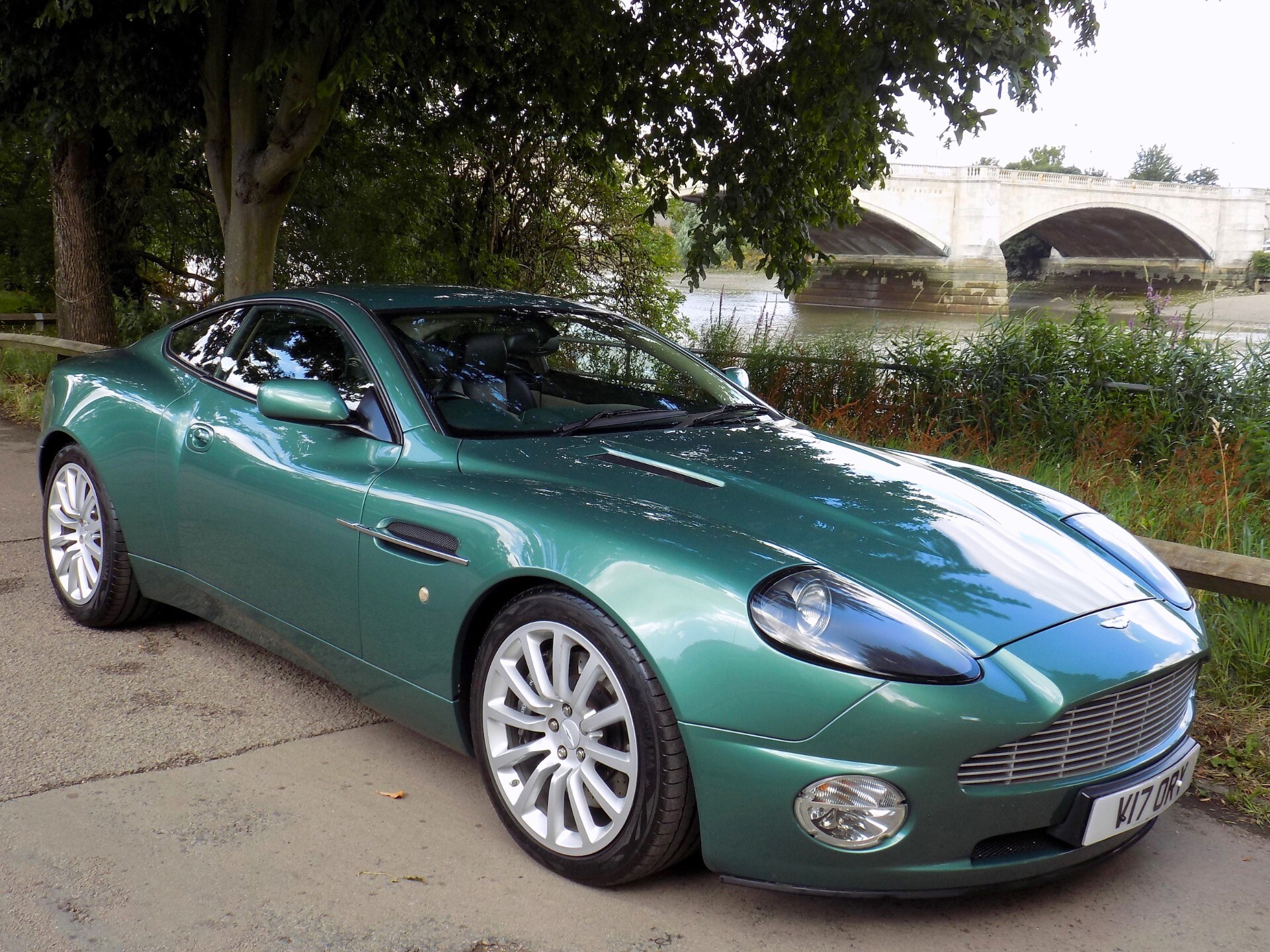 Aston martin v12 vanquish