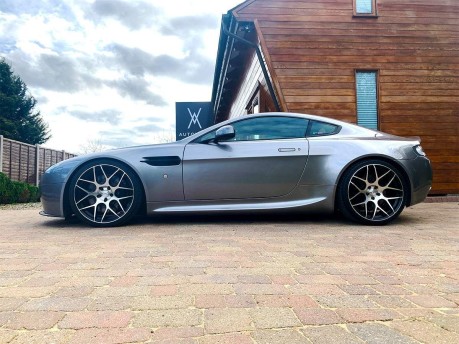 Aston Martin Vantage V8 17