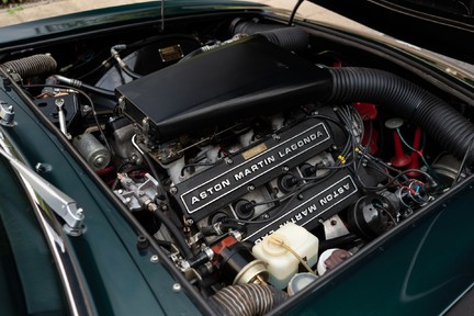 Aston Martin V8 Vantage ”Fliptail” Manual 40