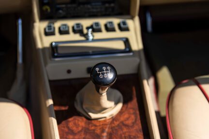 Aston Martin V8 Volante Series 2 31