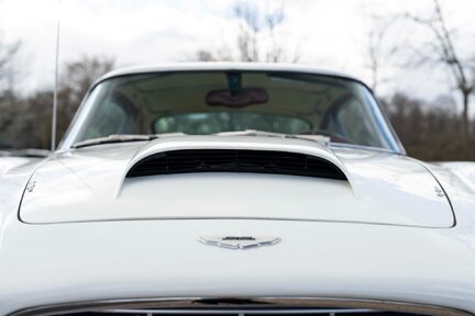 Aston Martin DB4 Series III 9