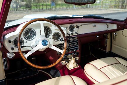 Aston Martin DB4 Series III 21