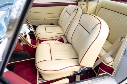 Aston Martin DB4 Series III 29