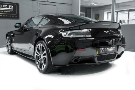Aston Martin Vantage V12. RARE MANUAL GEARBOX. EXTERIOR & INTERIOR CARBON PACKS. CARBON SEATS. 6