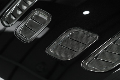 Aston Martin Vantage V12. RARE MANUAL GEARBOX. EXTERIOR & INTERIOR CARBON PACKS. CARBON SEATS. 24