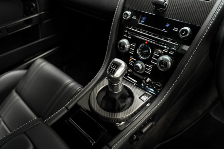 Aston Martin Vantage V12. RARE MANUAL GEARBOX. EXTERIOR & INTERIOR CARBON PACKS. CARBON SEATS. 45