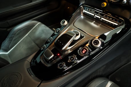 Mercedes-Benz Amg GT GT R. EXTERIOR & INTERIOR CARBON PACKS. PERFORMANCE SEATS. REVERSING CAMERA 44