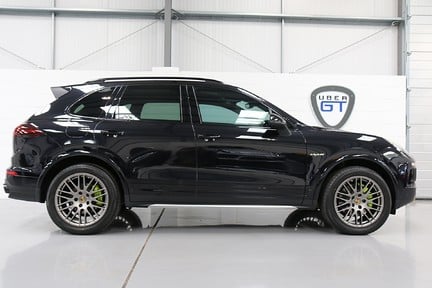 Porsche Cayenne S e-Hybrid Platinum Edition with Burmester and Panoramic Roof 1