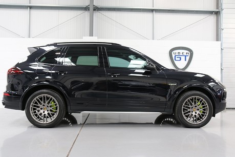 Porsche Cayenne S e-Hybrid Platinum Edition with Burmester and Panoramic Roof