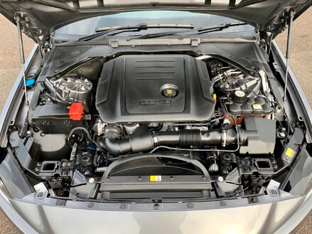 Jaguar XE R-SPORT